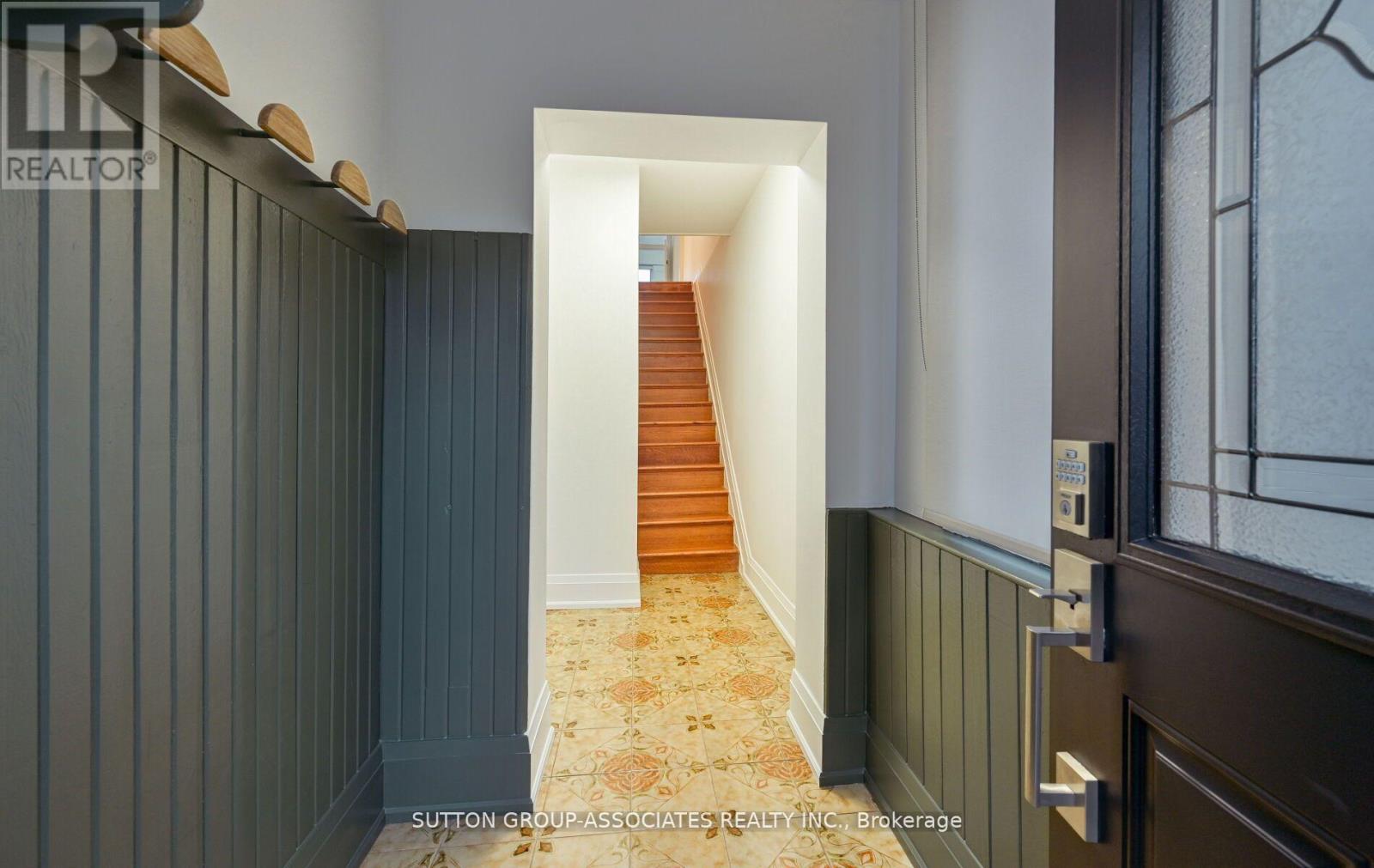 2nd Floor - 118 Nairn Avenue, Toronto, Ontario  M6E 4H1 - Photo 3 - W12583004