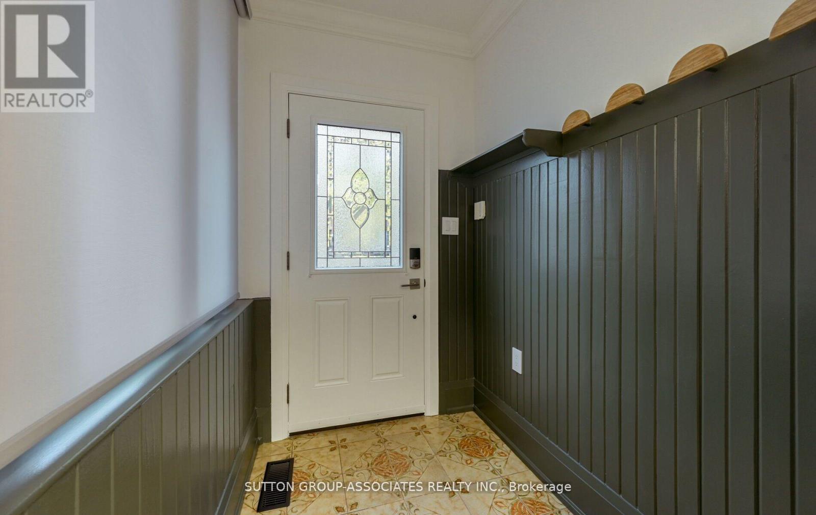 2nd Floor - 118 Nairn Avenue, Toronto, Ontario  M6E 4H1 - Photo 4 - W12583004