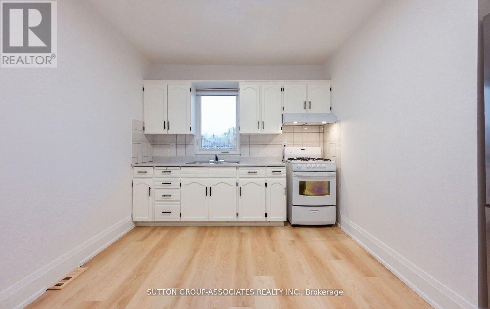 2nd Floor - 118 Nairn Avenue, Toronto, Ontario  M6E 4H1 - Photo 8 - W12583004