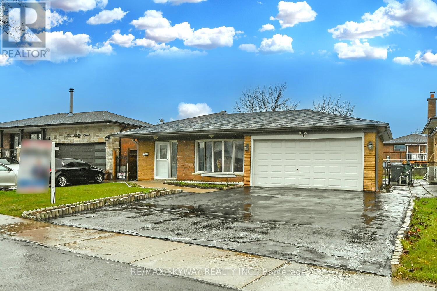 7517 Lully Court, Mississauga, Ontario L4T 2P2 - Photo 2 - W12284243