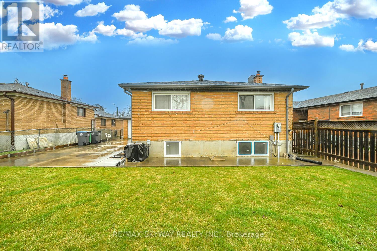 7517 Lully Court, Mississauga, Ontario L4T 2P2 - Photo 36 - W12284243