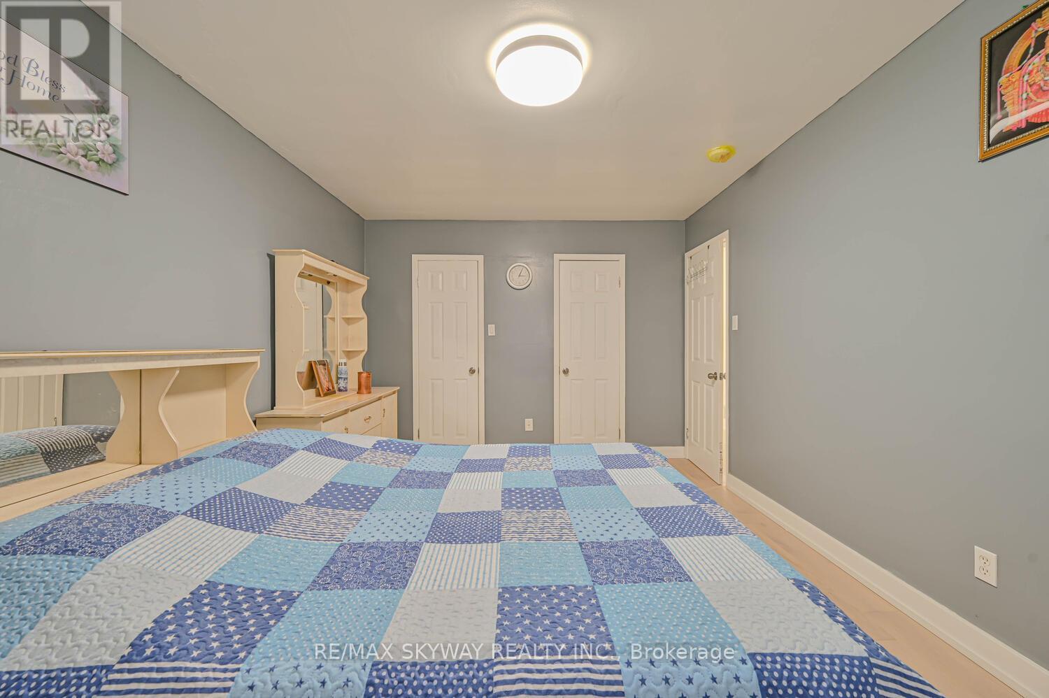 7517 Lully Court, Mississauga, Ontario L4T 2P2 - Photo 14 - W12284243