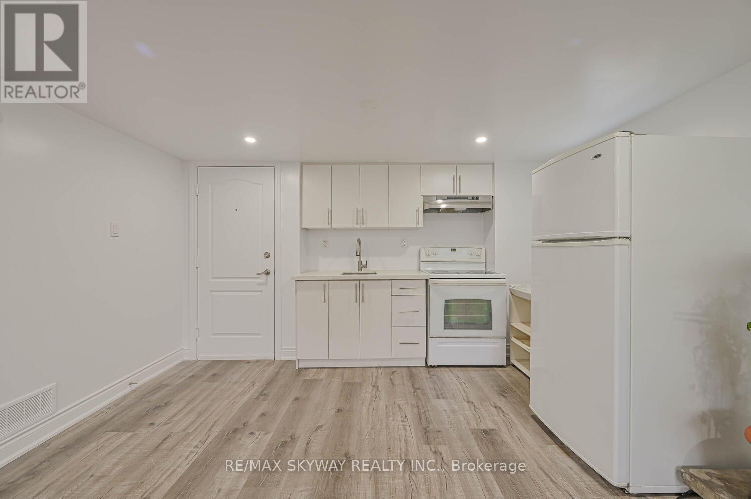 7517 Lully Court, Mississauga, Ontario L4T 2P2 - Photo 26 - W12284243