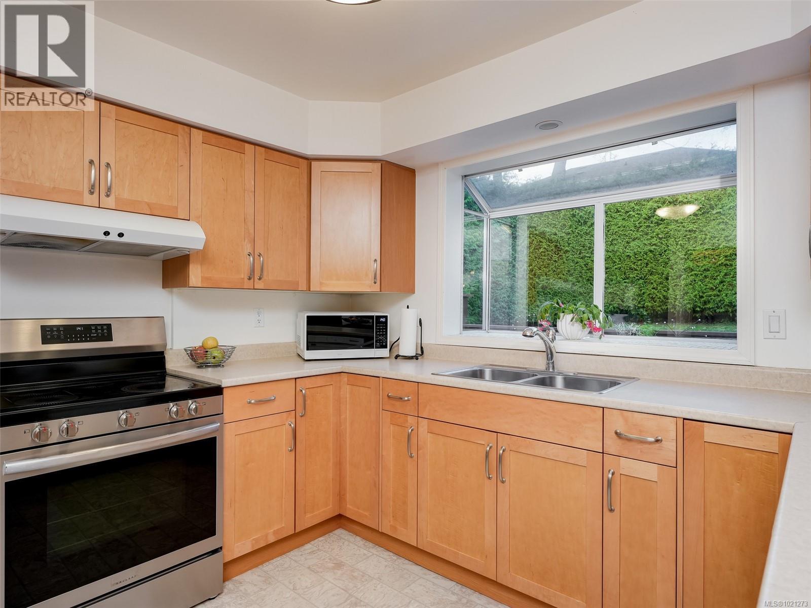 4179 Tuxedo Dr, Saanich, British Columbia V8X 4T1 - Photo 7 - 1021273