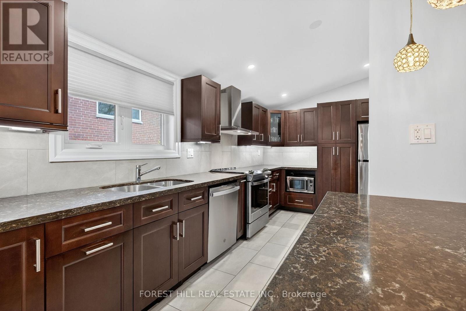 130 Verobeach Boulevard, Toronto, Ontario  M9M 1R1 - Photo 3 - W12583070