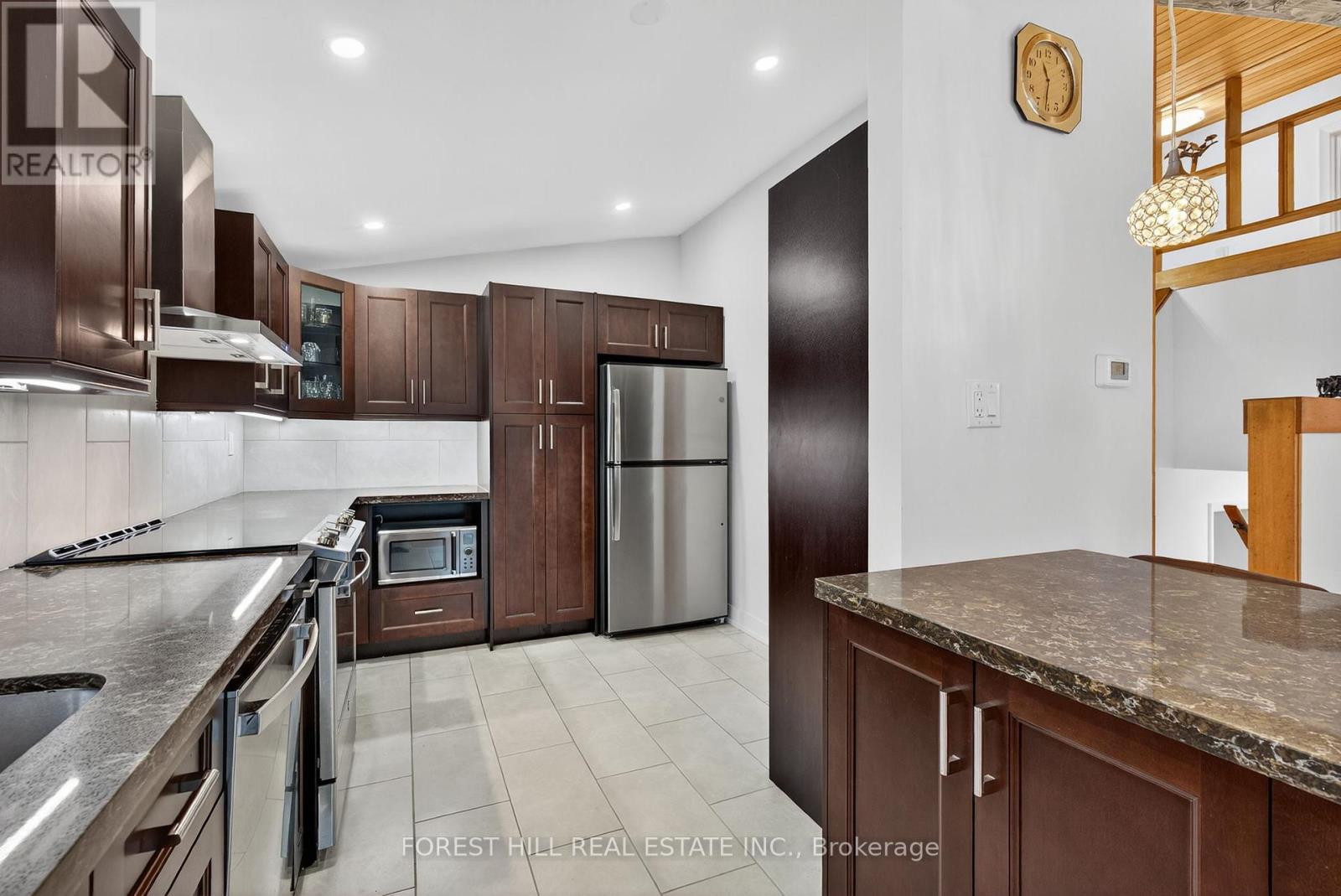 130 Verobeach Boulevard, Toronto, Ontario  M9M 1R1 - Photo 5 - W12583070