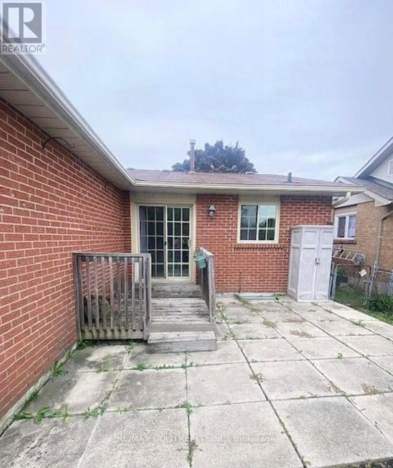 30 Blackthorn Lane, Brampton, Ontario  L6V 3K8 - Photo 5 - W12583072