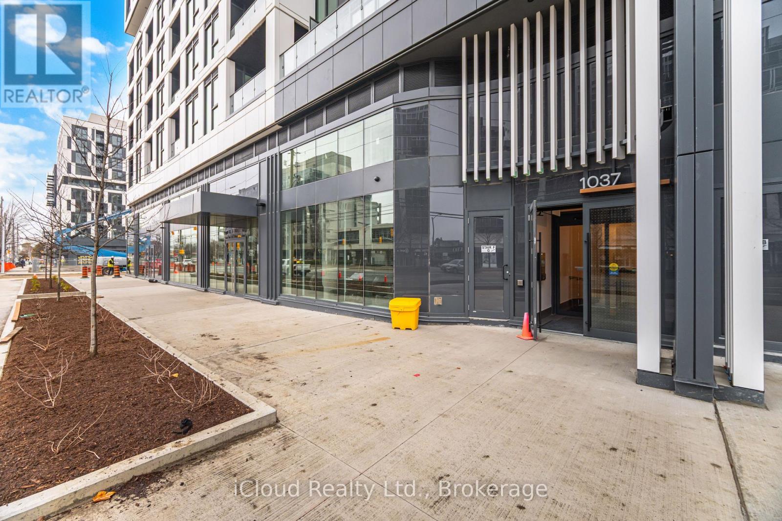 719 - 1037 The Queensway, Toronto, Ontario M8Z 6C7 - Photo 2 - W12583080