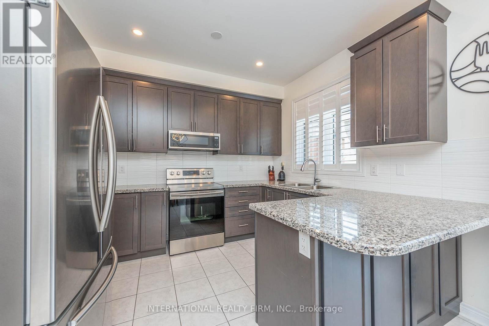 99 Huguenot Road, Oakville, Ontario  L6H 0M3 - Photo 4 - W12583120