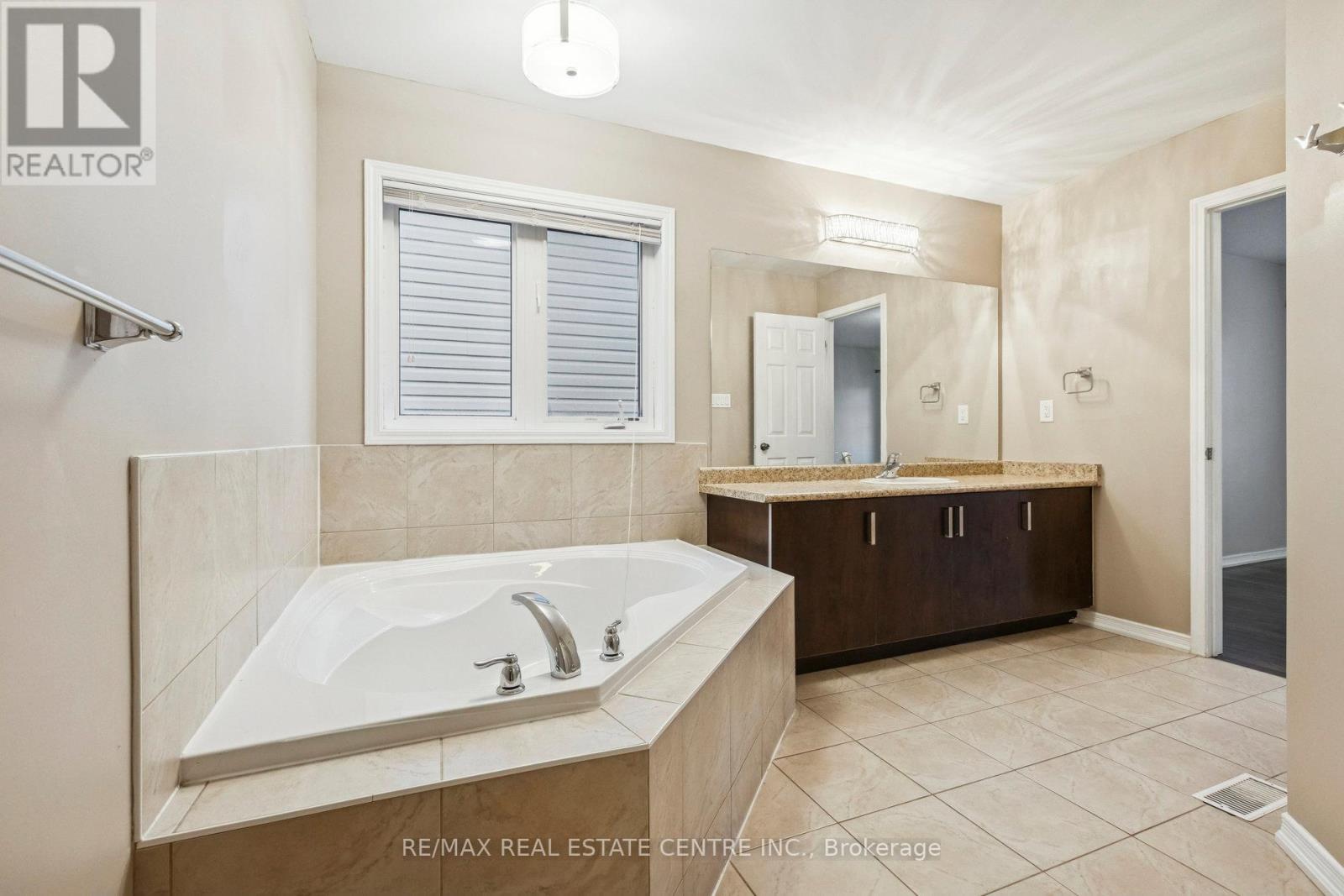 Upper Level - 16 Carroll Lane, Brantford, Ontario N3T 0J5 - Photo 32 - X12583088