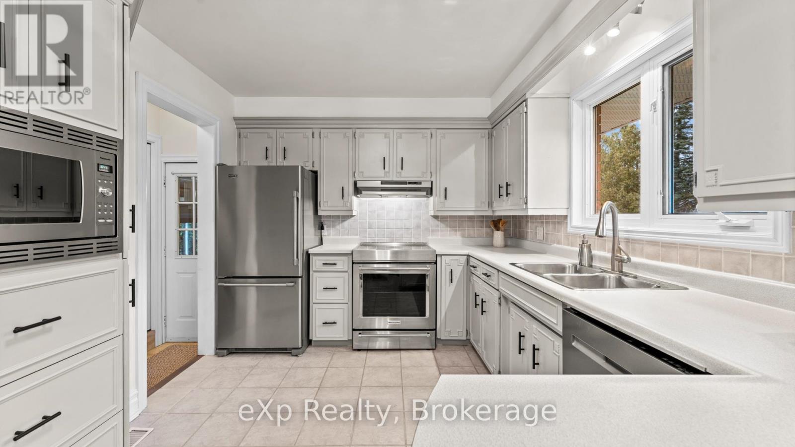 861 Gustavus Street, Saugeen Shores, Ontario  N0H 2C4 - Photo 5 - X12583316