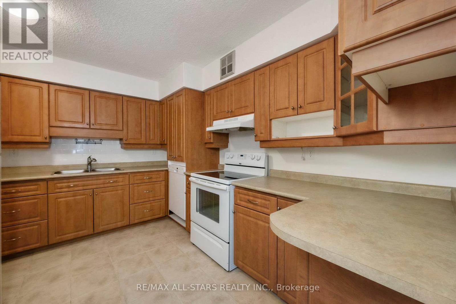 410 - 20 William Roe Boulevard, Newmarket, Ontario  L3Y 5V6 - Photo 9 - N12583154