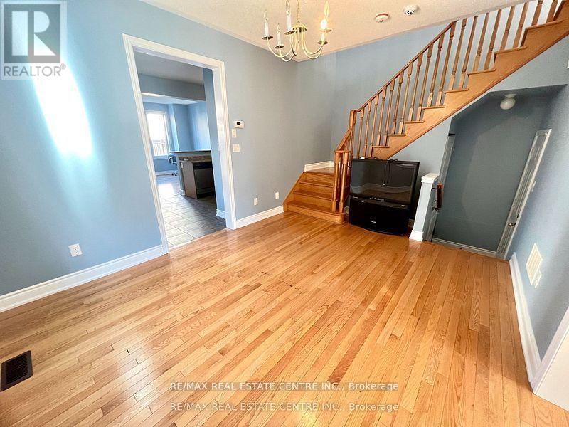 211 Elbern Markell Drive, Brampton, Ontario  L6X 3A9 - Photo 6 - W12583268