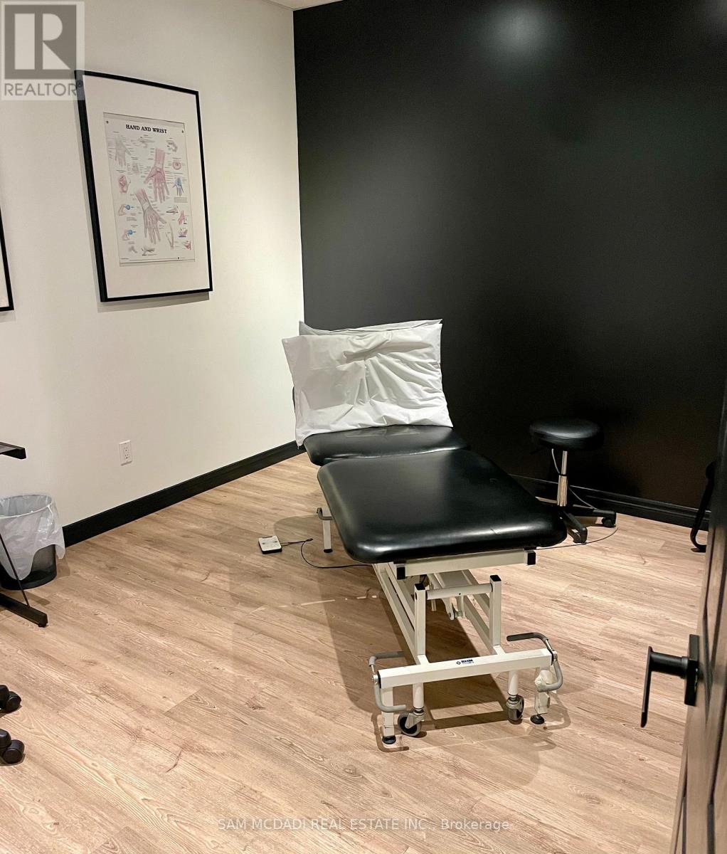 232a South Service Road E, Oakville, Ontario  L6J 2X5 - Photo 3 - W12583336