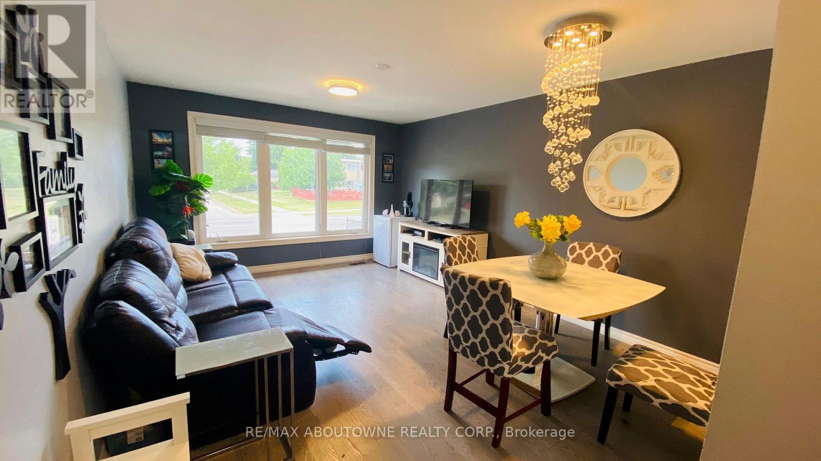 Main - 1601 Sandgate Crescent, Mississauga, Ontario  L5J 2E3 - Photo 2 - W12583414