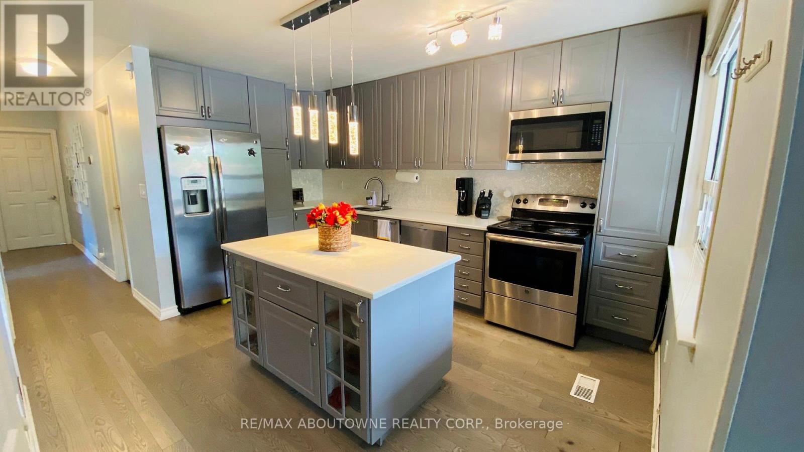 Main - 1601 Sandgate Crescent, Mississauga, Ontario  L5J 2E3 - Photo 3 - W12583414