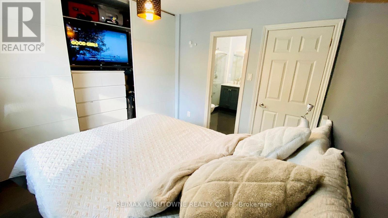 Main - 1601 Sandgate Crescent, Mississauga, Ontario  L5J 2E3 - Photo 5 - W12583414