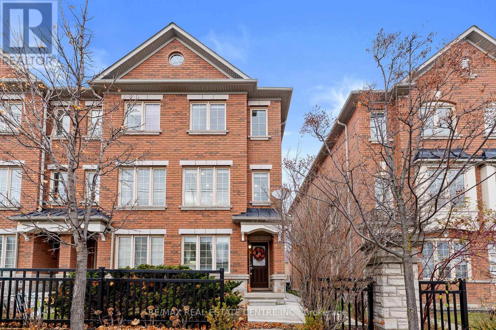 10 Shiraz Drive, Brampton, Ontario  L6R 0W7 - Photo 2 - W12583418