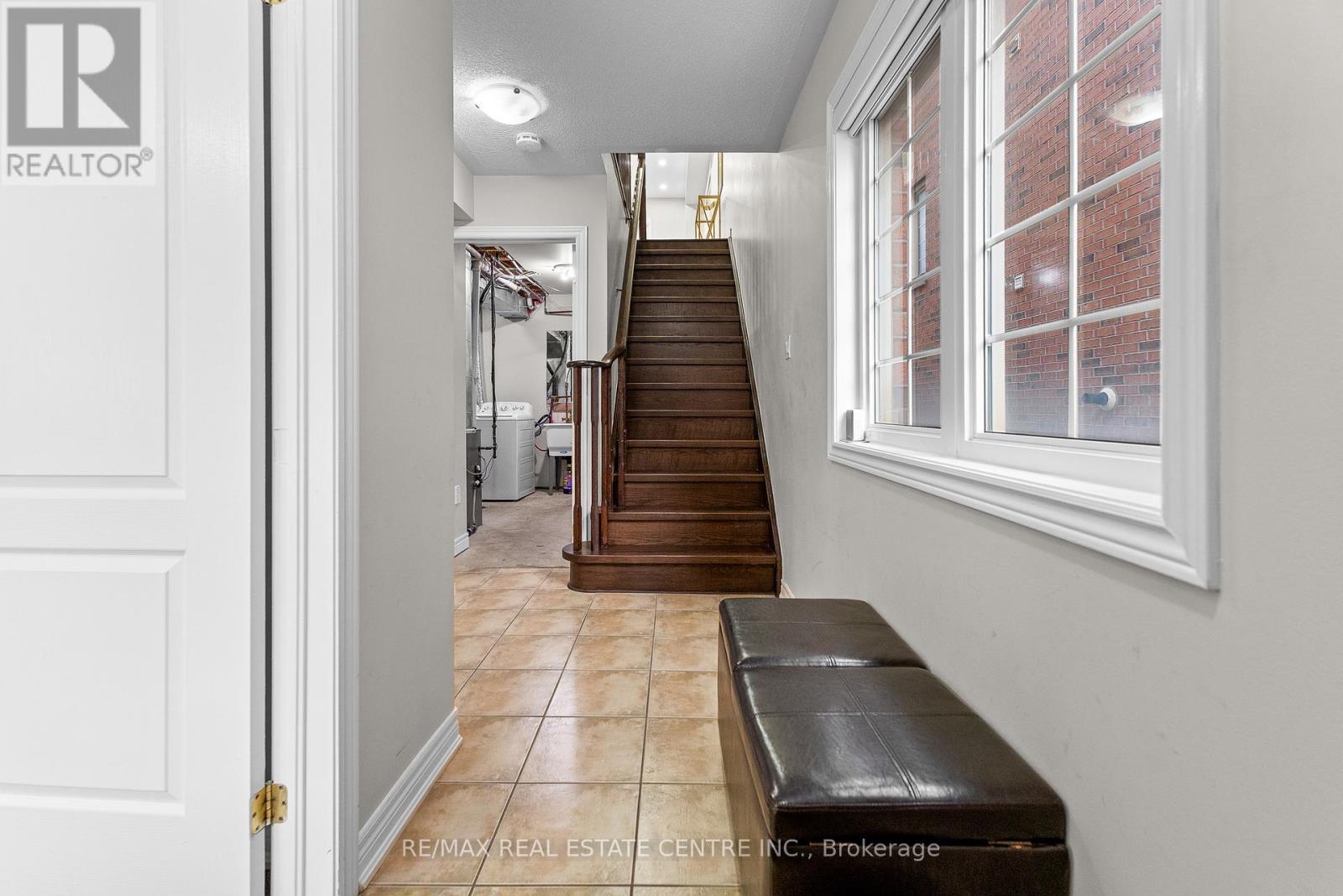 10 Shiraz Drive, Brampton, Ontario  L6R 0W7 - Photo 6 - W12583418