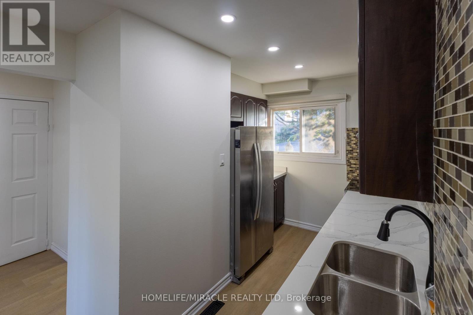 8 Grand Valley Drive, Brampton, Ontario L6S 2L1 - Photo 11 - W12433393