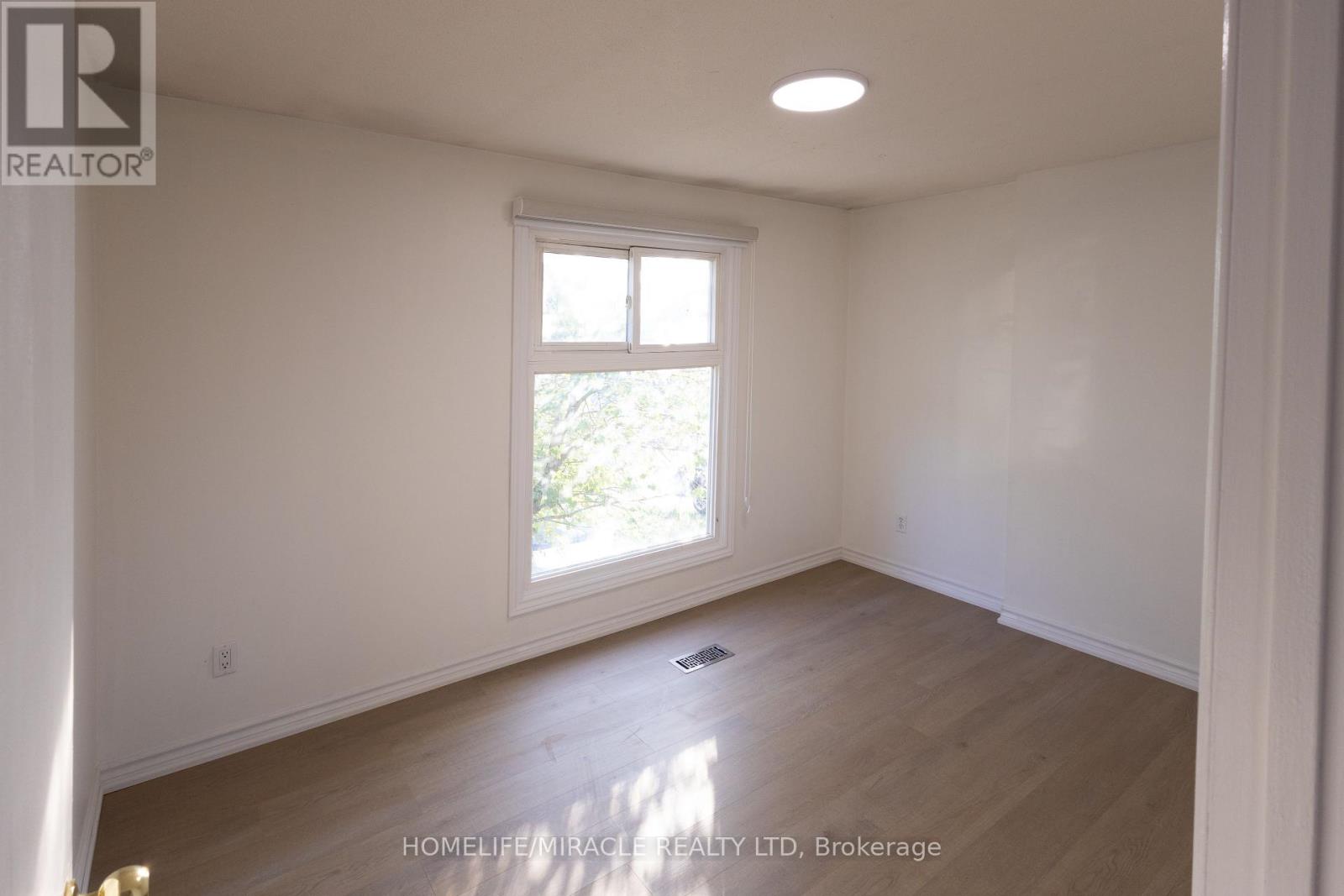 8 Grand Valley Drive, Brampton, Ontario L6S 2L1 - Photo 14 - W12433393