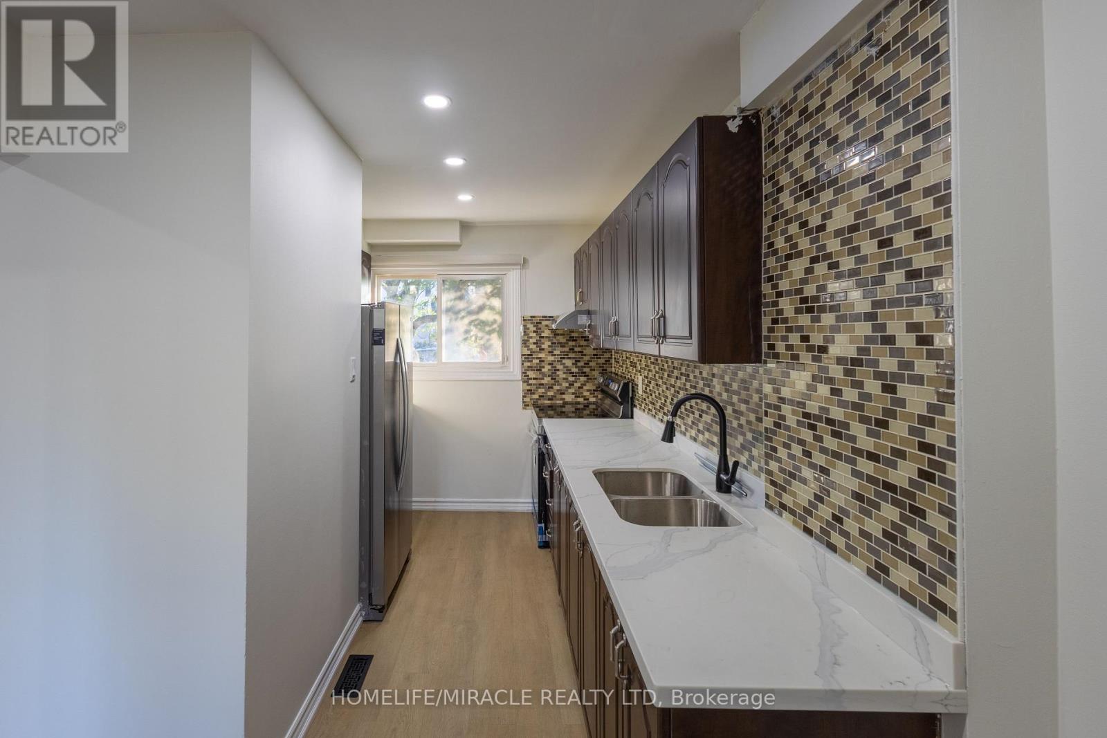 8 Grand Valley Drive, Brampton, Ontario L6S 2L1 - Photo 10 - W12433393