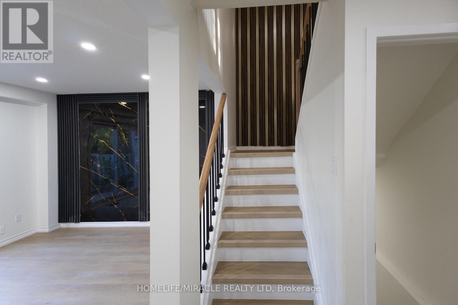 8 Grand Valley Drive, Brampton, Ontario L6S 2L1 - Photo 12 - W12433393