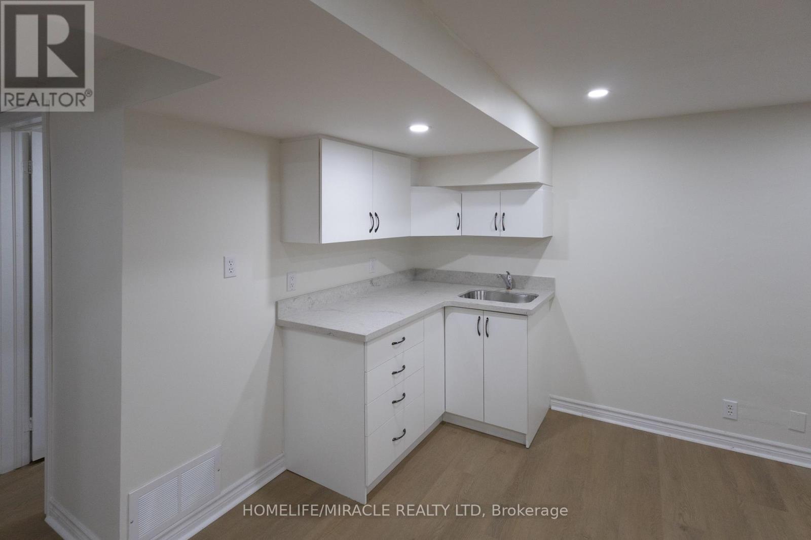 8 Grand Valley Drive, Brampton, Ontario L6S 2L1 - Photo 27 - W12433393