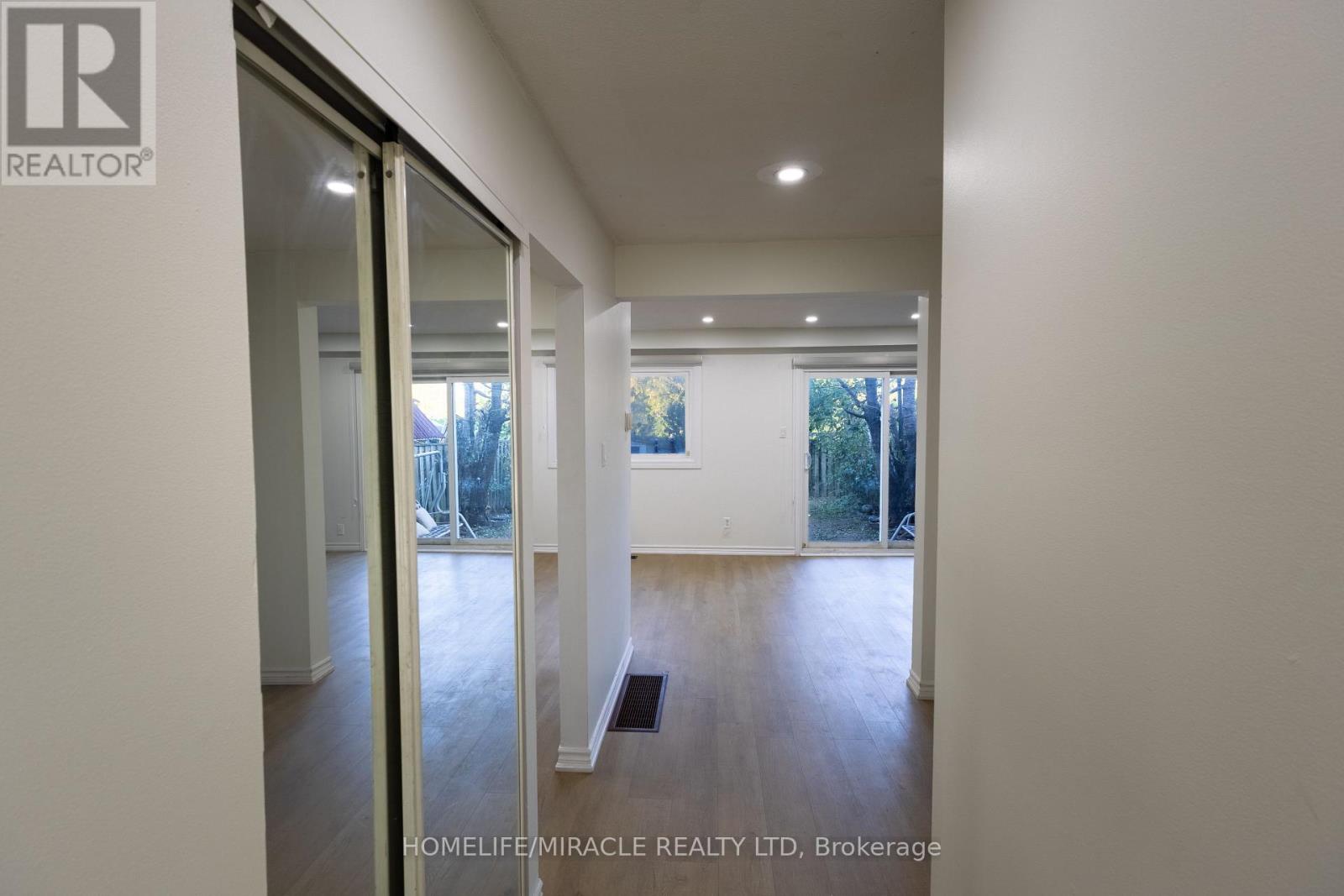 8 Grand Valley Drive, Brampton, Ontario L6S 2L1 - Photo 4 - W12433393