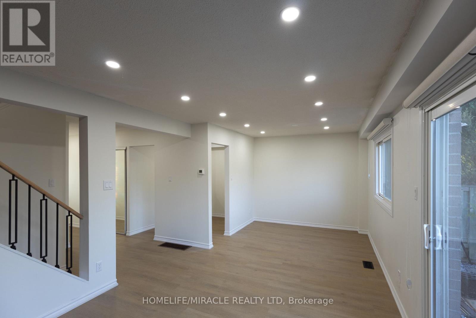 8 Grand Valley Drive, Brampton, Ontario L6S 2L1 - Photo 9 - W12433393