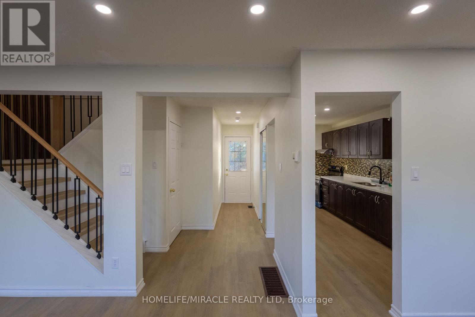 8 Grand Valley Drive, Brampton, Ontario L6S 2L1 - Photo 8 - W12433393