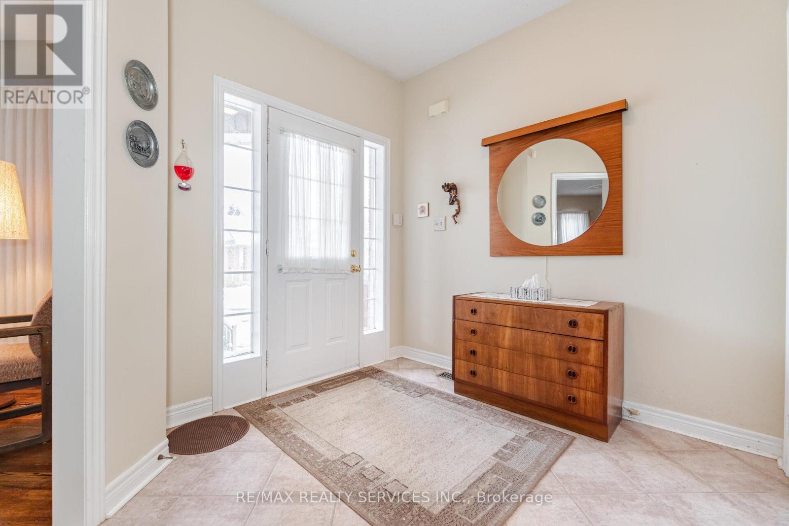 10 Orchard Park Gate, Brampton, Ontario  L6R 1W5 - Photo 4 - W12561640