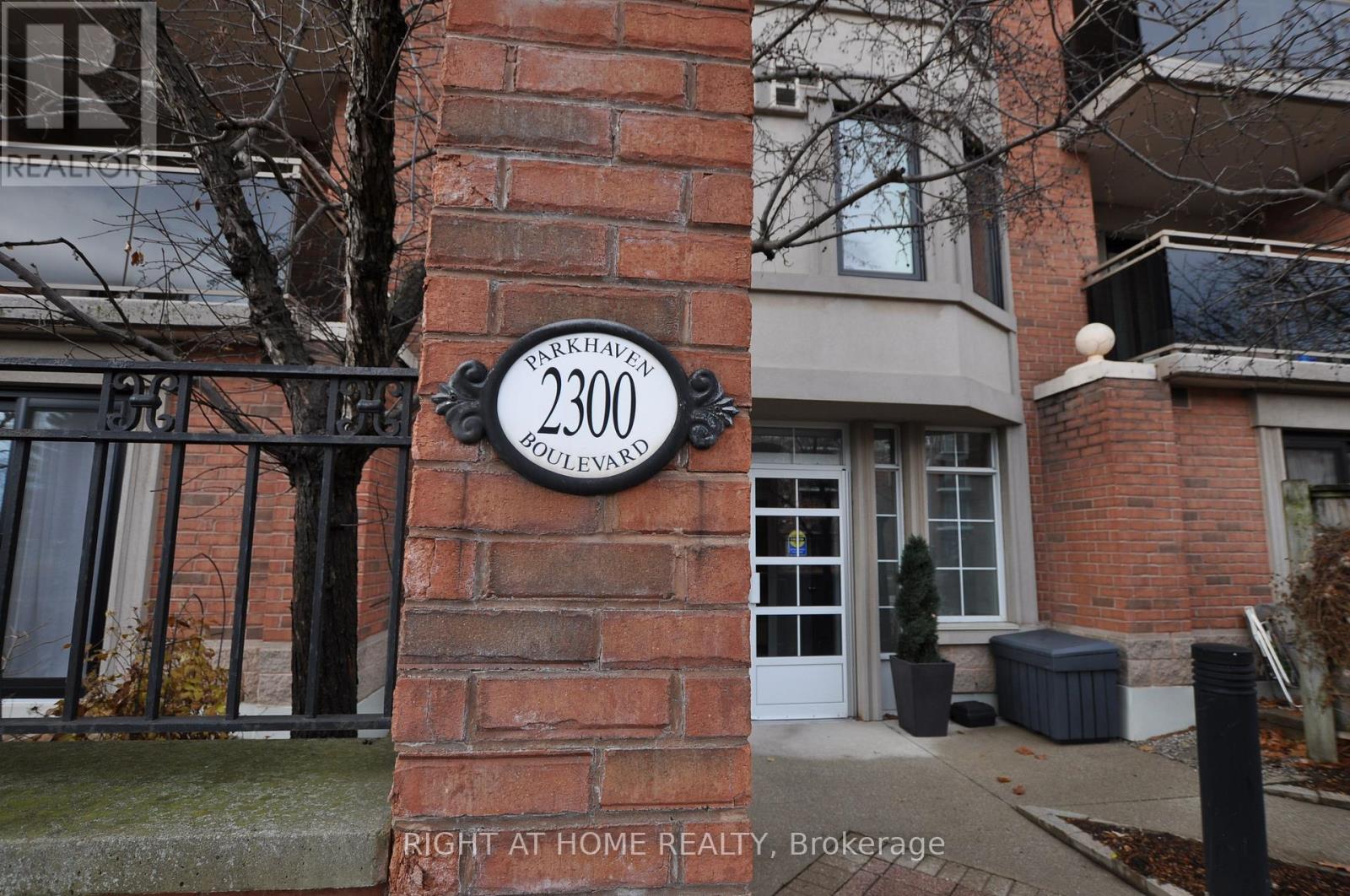 308 - 2300 Parkhaven Boulevard, Oakville, Ontario  L6H 6V9 - Photo 1 - W12583456