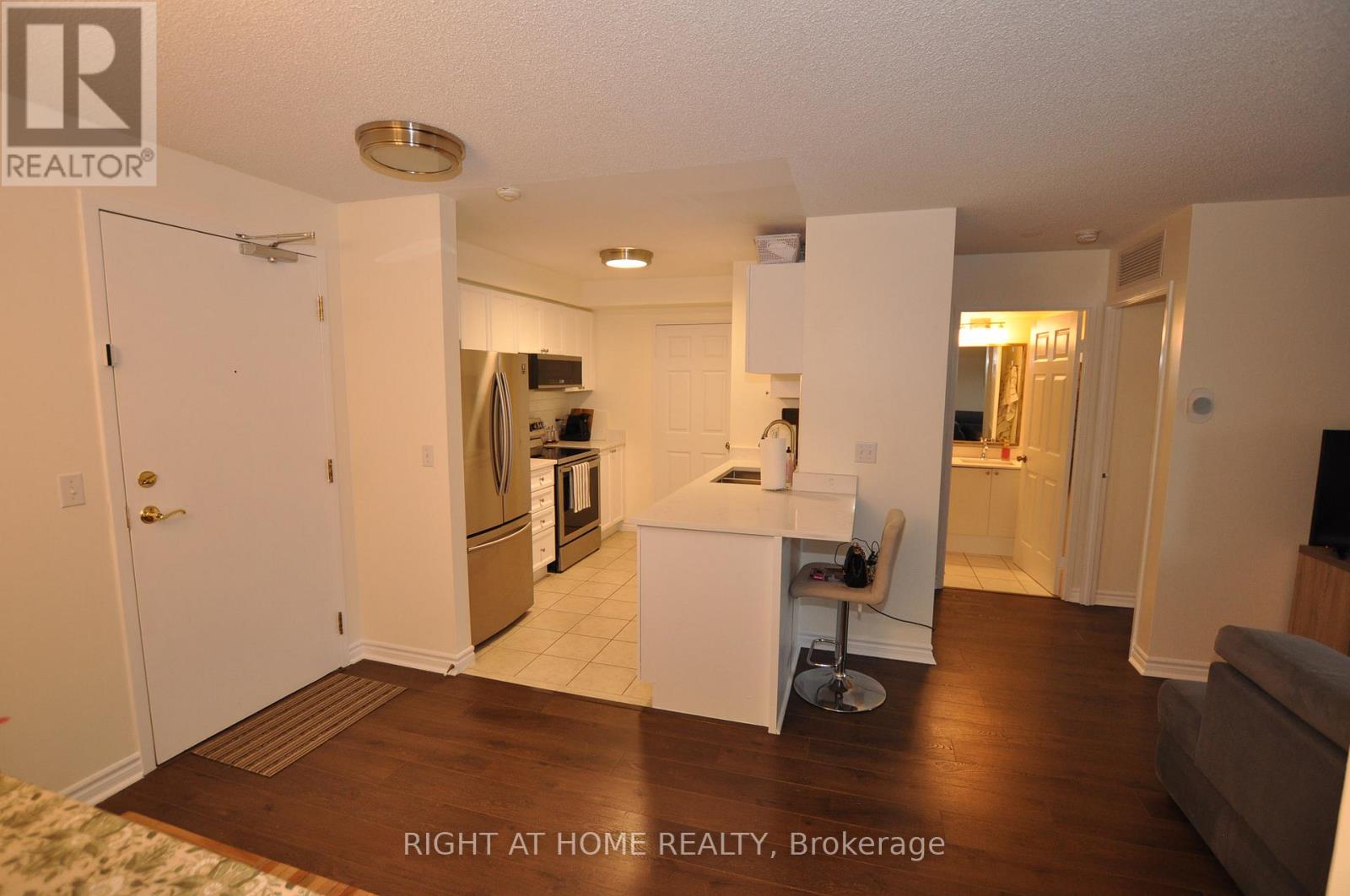 308 - 2300 Parkhaven Boulevard, Oakville, Ontario  L6H 6V9 - Photo 6 - W12583456