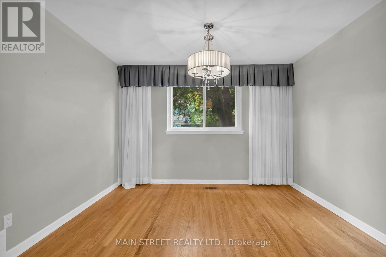 47 Graystone Gardens, Toronto, Ontario  M8Z 3C2 - Photo 18 - W12583494