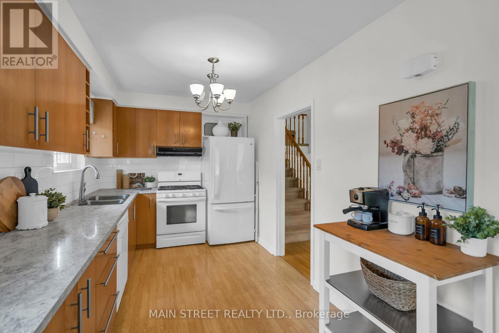 47 Graystone Gardens, Toronto, Ontario  M8Z 3C2 - Photo 5 - W12583494