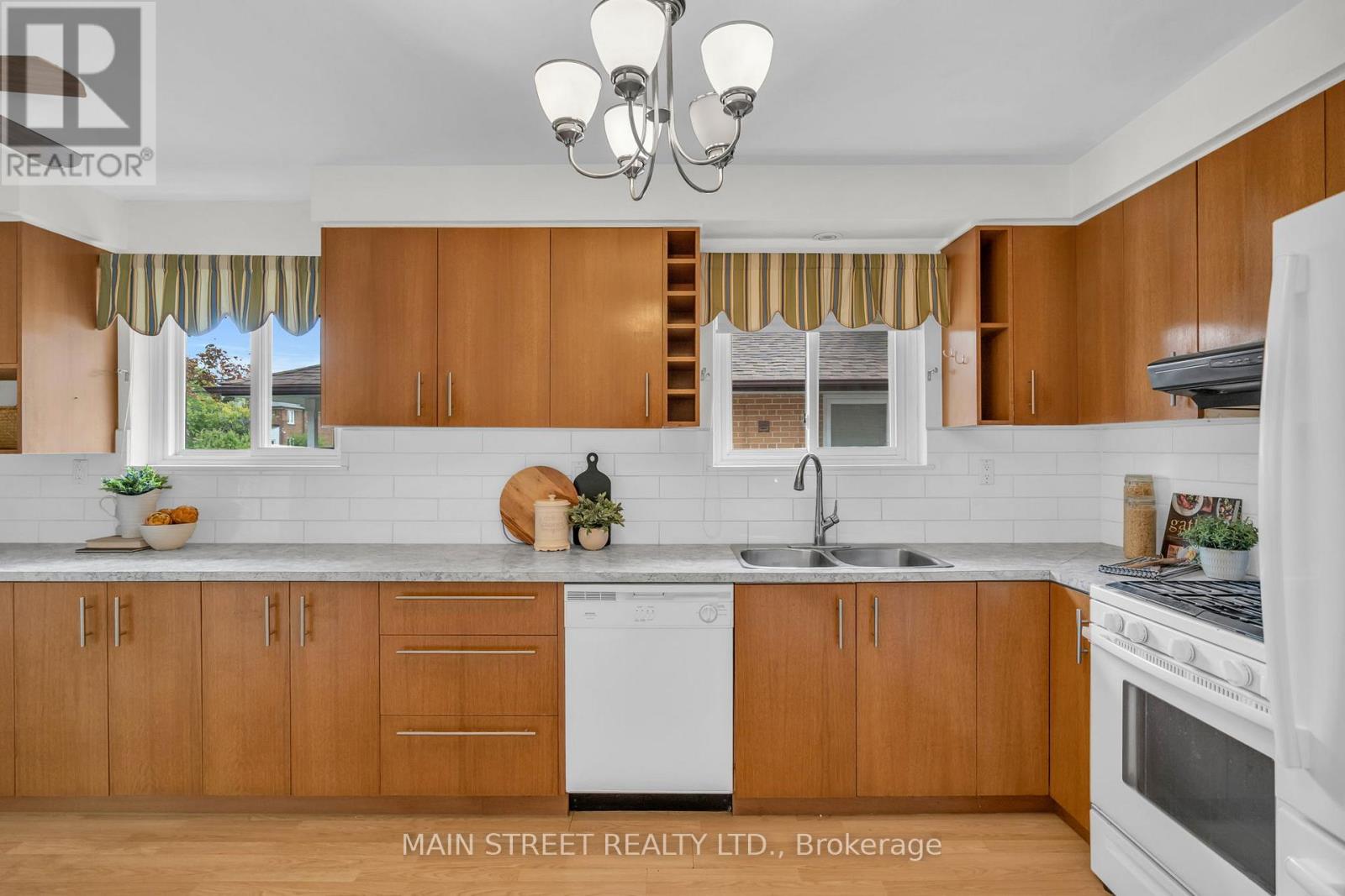 47 Graystone Gardens, Toronto, Ontario  M8Z 3C2 - Photo 6 - W12583494