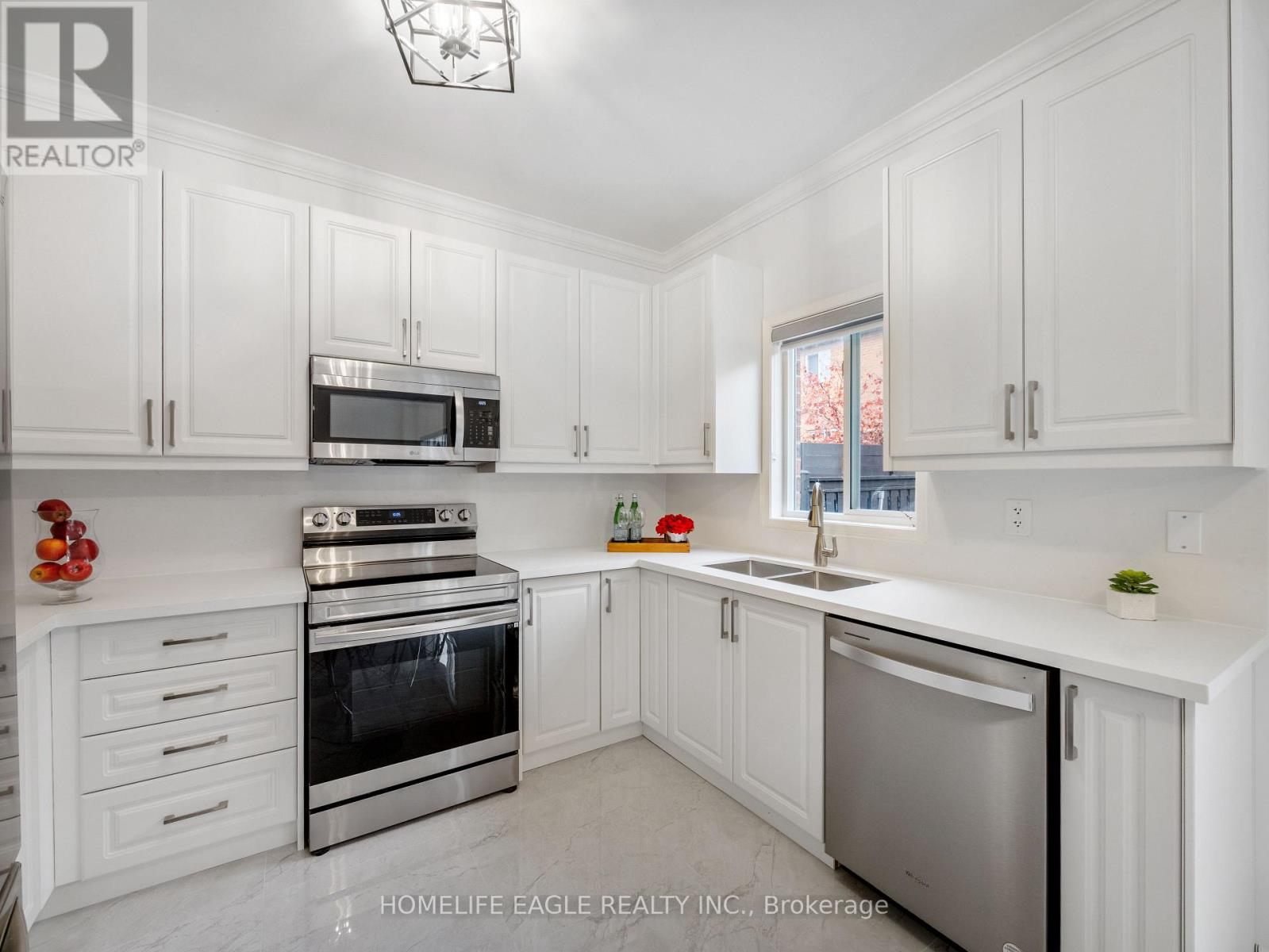 90 Barnwood Drive, Richmond Hill, Ontario  L4E 5A2 - Photo 13 - N12582408