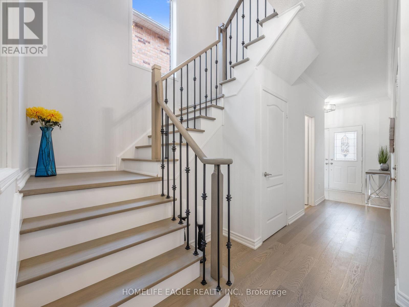 90 Barnwood Drive, Richmond Hill, Ontario  L4E 5A2 - Photo 5 - N12582408