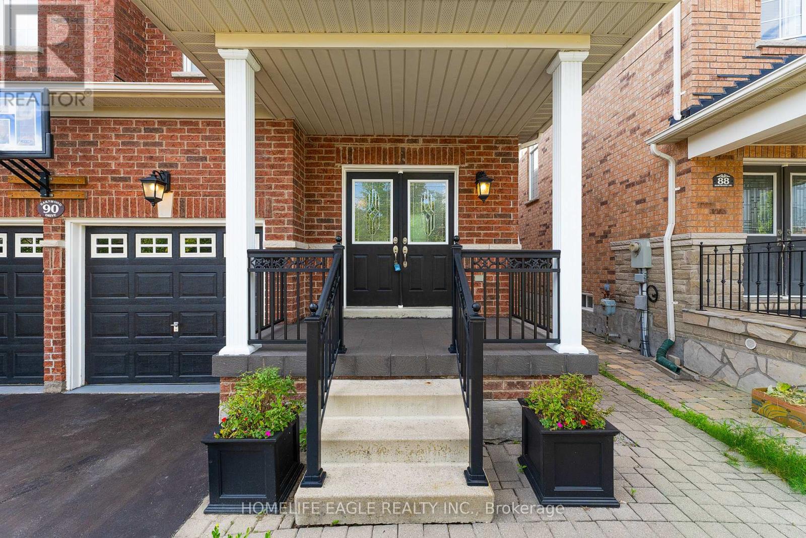 90 Barnwood Drive, Richmond Hill, Ontario  L4E 5A2 - Photo 2 - N12582408