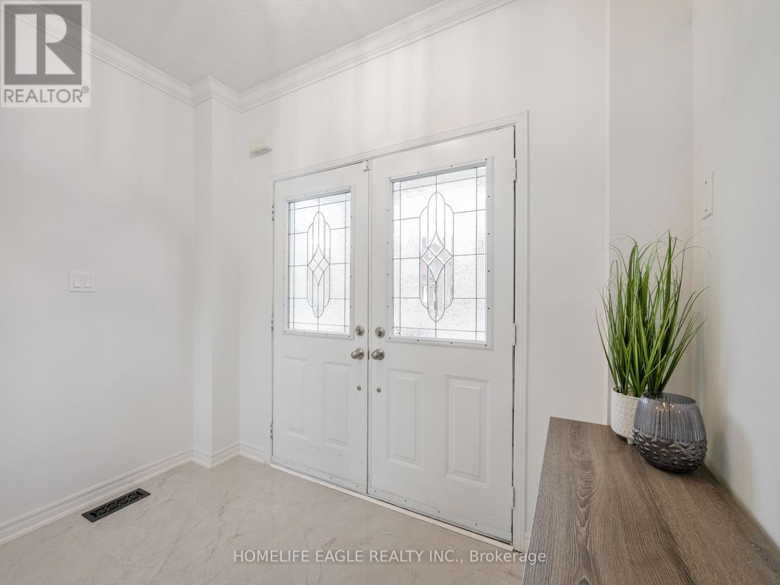 90 Barnwood Drive, Richmond Hill, Ontario  L4E 5A2 - Photo 3 - N12582408