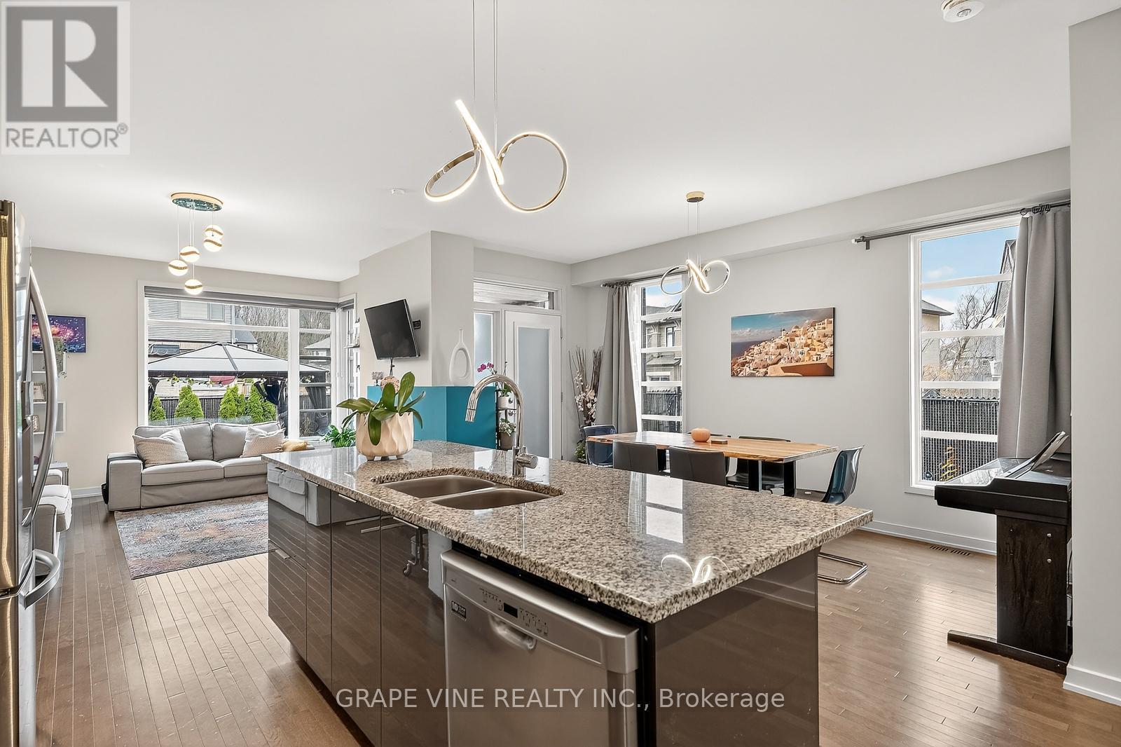 145 Larimar Circle, Ottawa, Ontario K1X 0B6 - Photo 12 - X12583696