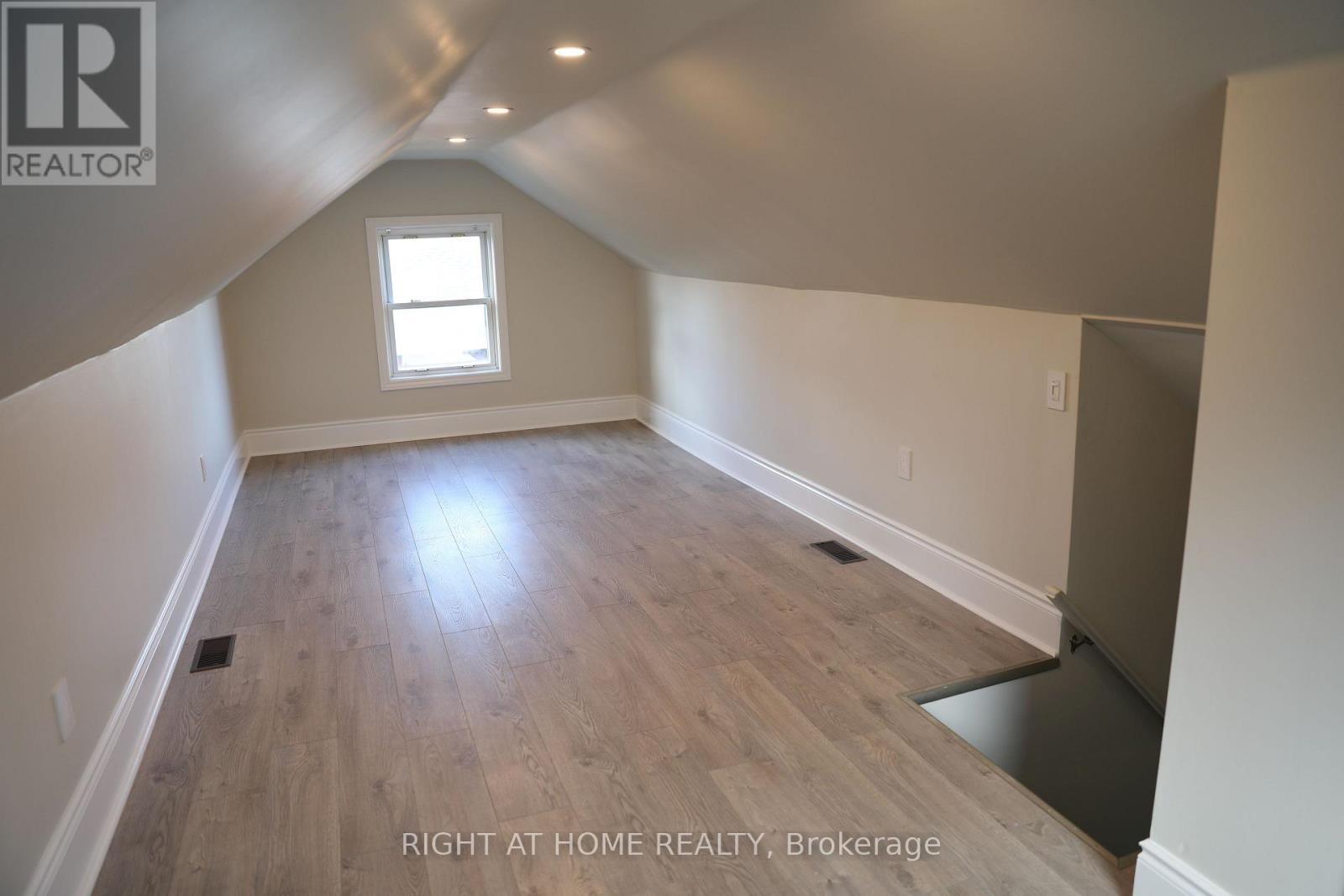 876 Queenston Road, Niagara-On-The-Lake, Ontario  L0S 1J0 - Photo 21 - X12583564