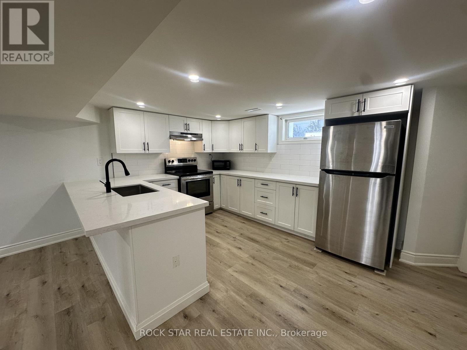 175 East 5th Street, Hamilton, Ontario  L9A 2Z7 - Photo 2 - X12583648