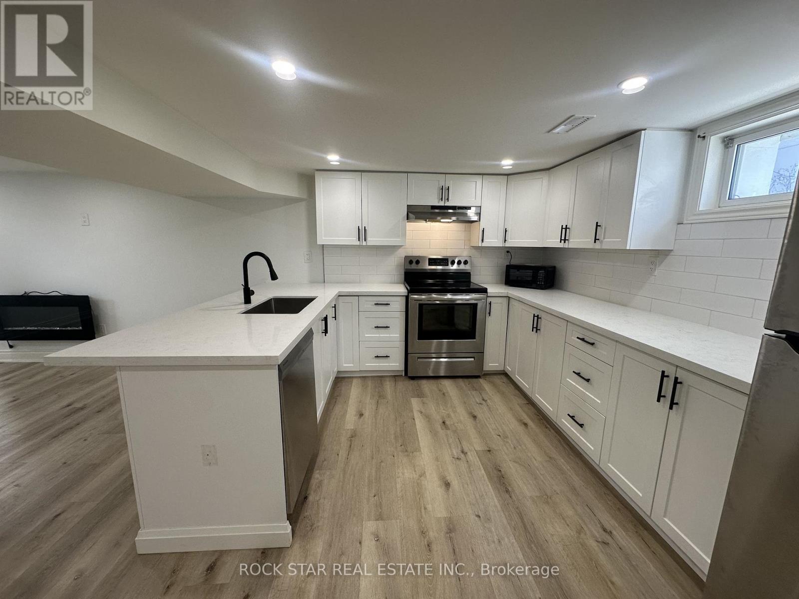 175 East 5th Street, Hamilton, Ontario  L9A 2Z7 - Photo 3 - X12583648