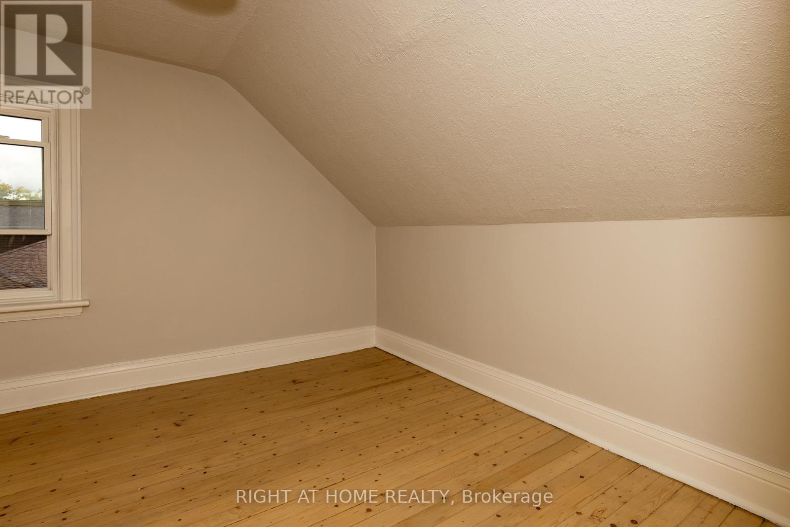 Upper - 333 Millard Avenue, Newmarket, Ontario  L3Y 1Z5 - Photo 10 - N12583784