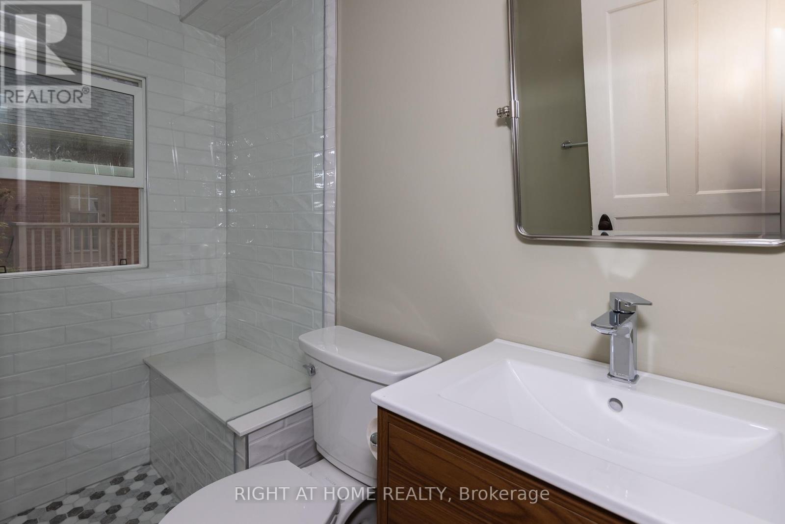 Upper - 333 Millard Avenue, Newmarket, Ontario  L3Y 1Z5 - Photo 8 - N12583784