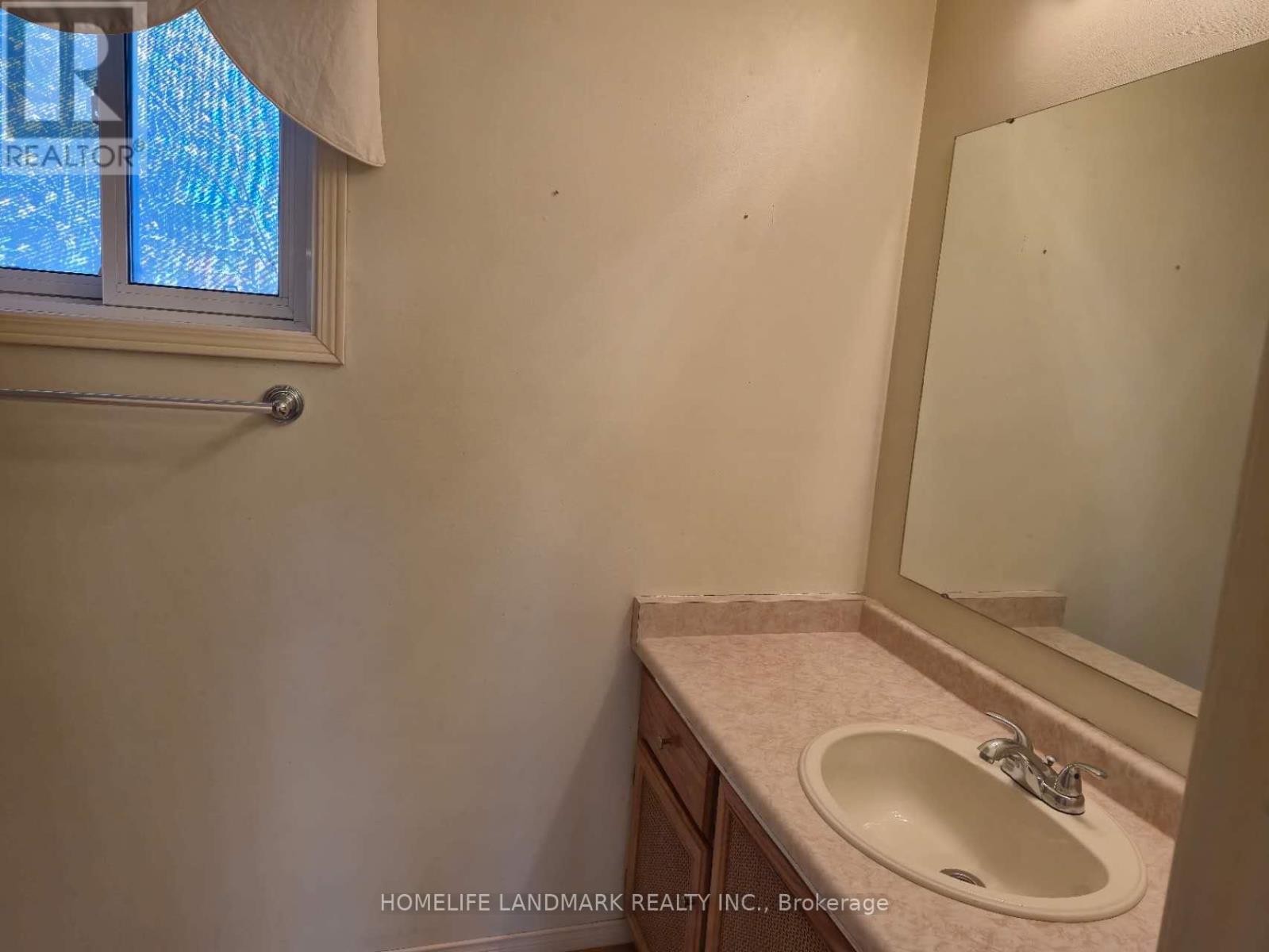 4201 Wakefield Crescent, Mississauga, Ontario  L5C 4M2 - Photo 11 - W12583810