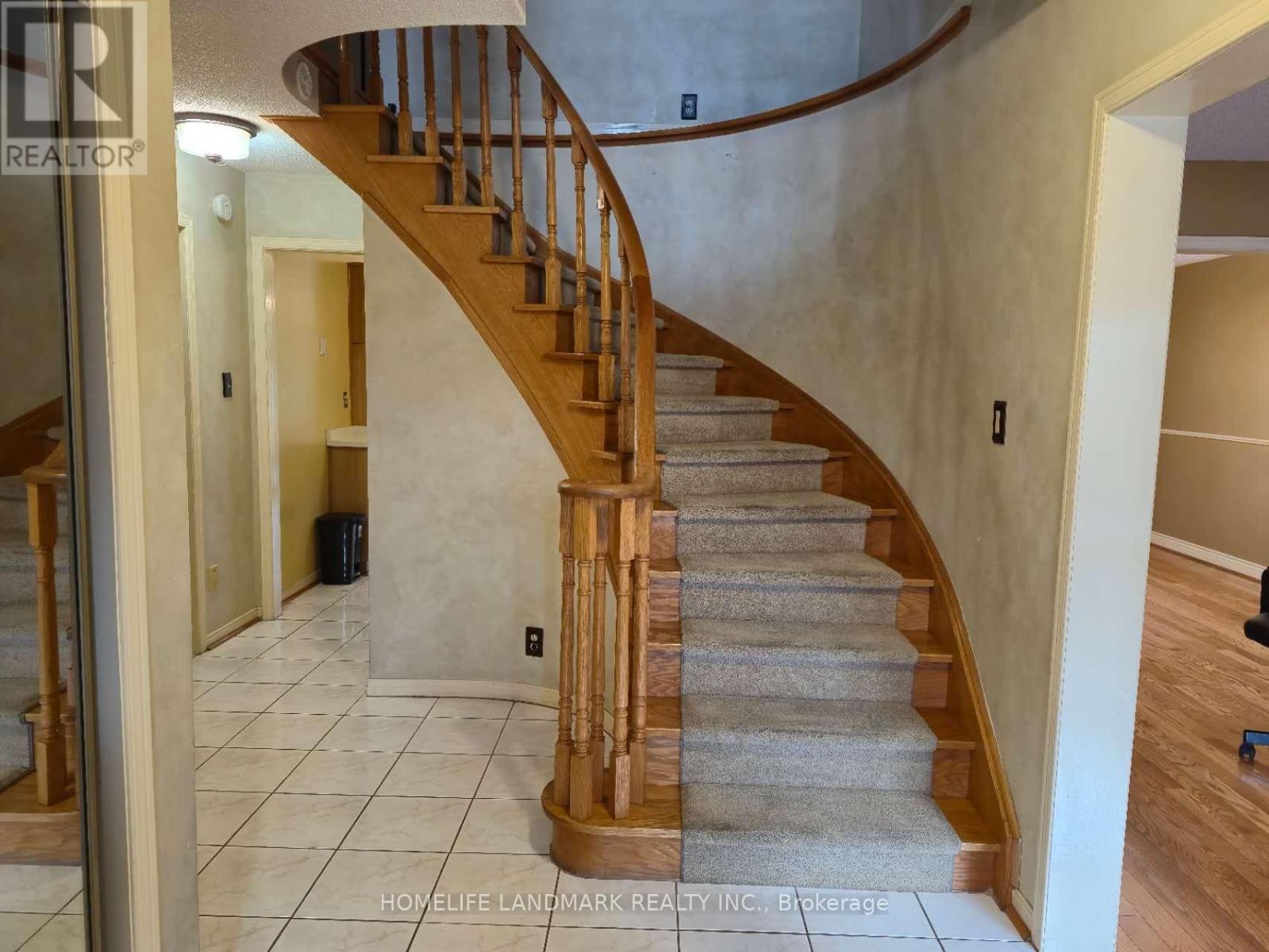 4201 Wakefield Crescent, Mississauga, Ontario  L5C 4M2 - Photo 2 - W12583810