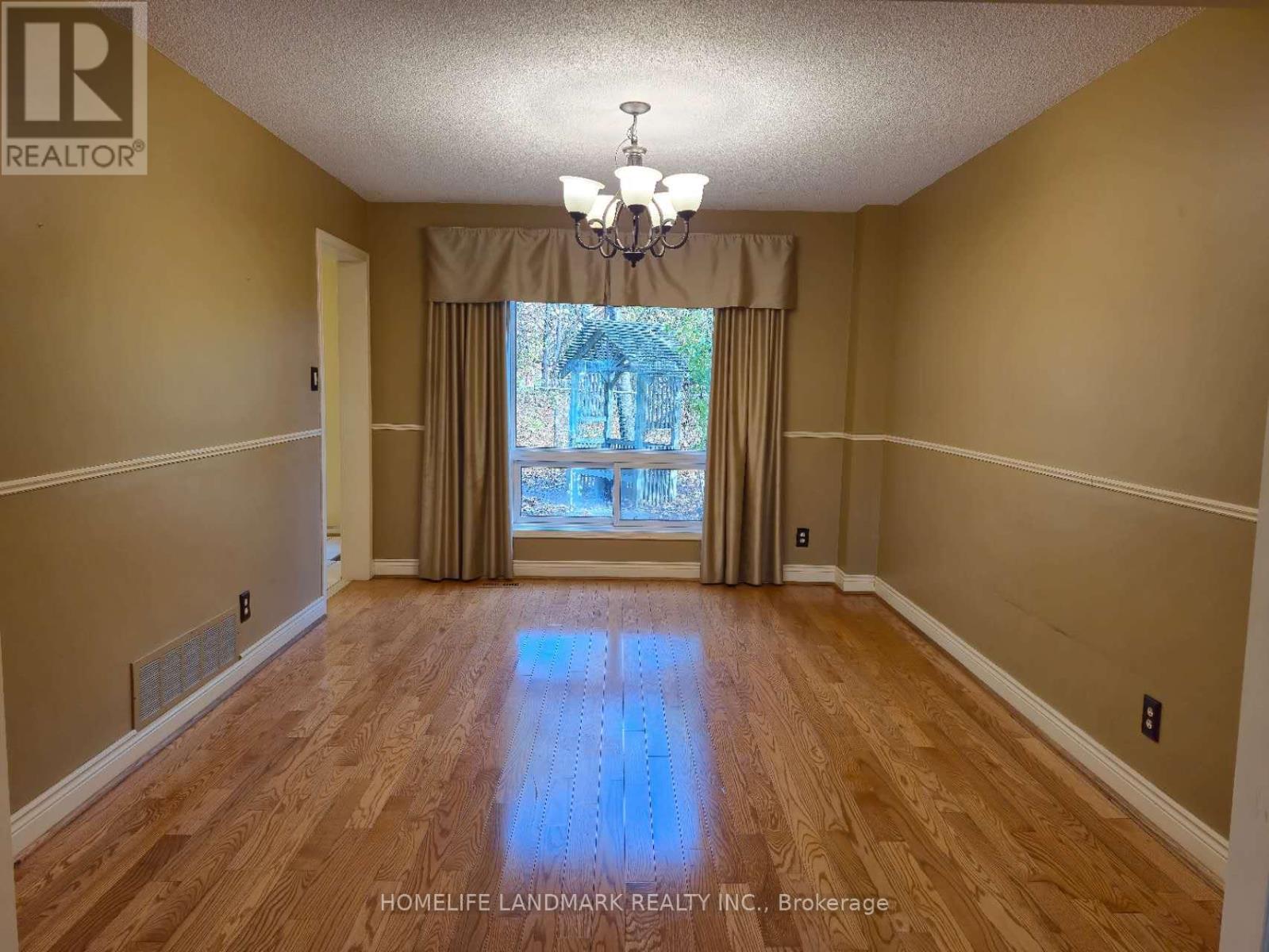 4201 Wakefield Crescent, Mississauga, Ontario  L5C 4M2 - Photo 4 - W12583810